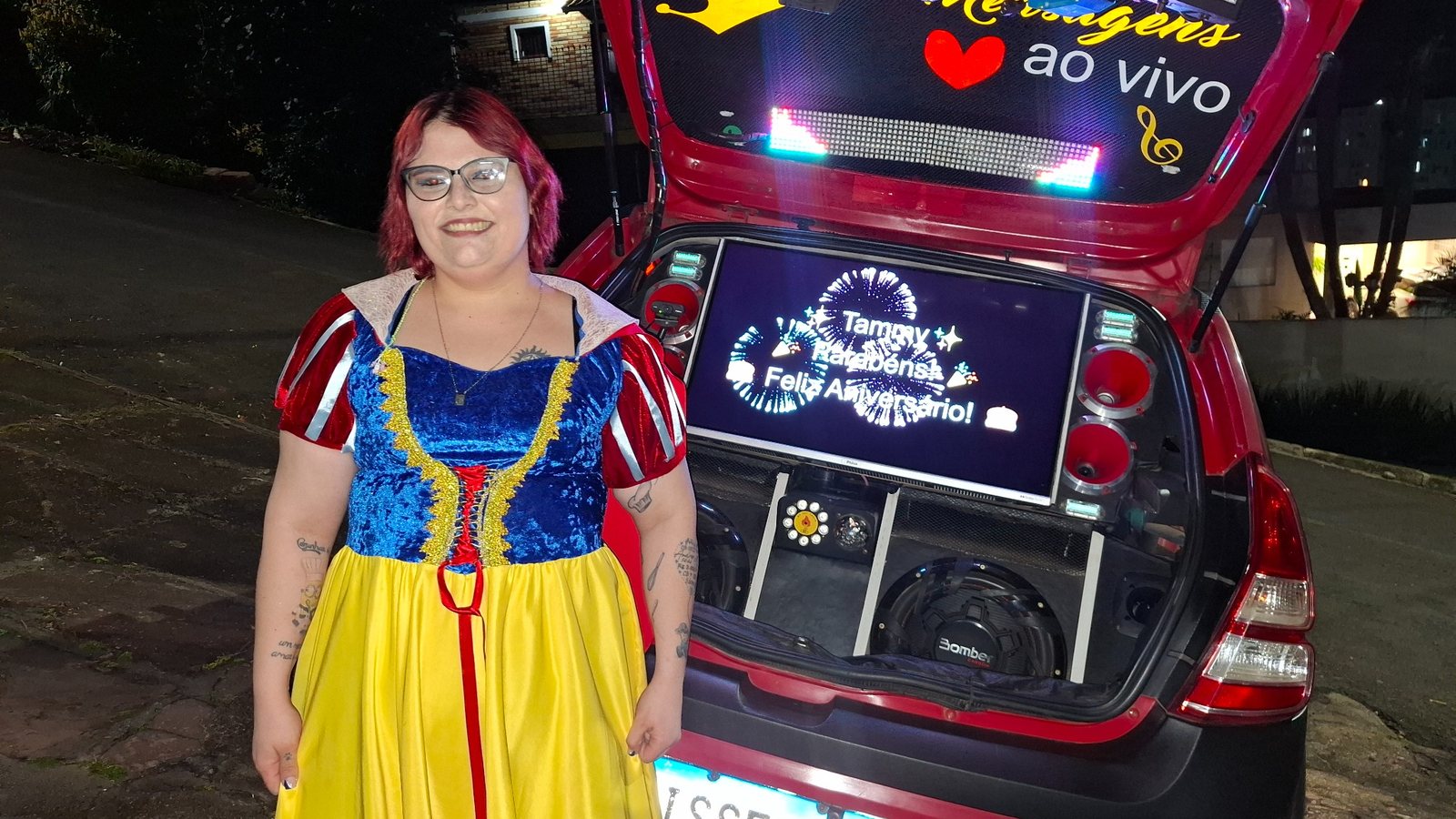 Cliente em uma homenagem com carro de som da Saile Mensagens