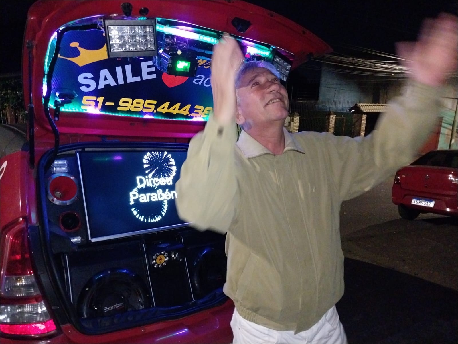 Cliente em uma homenagem com carro de som da Saile Mensagens