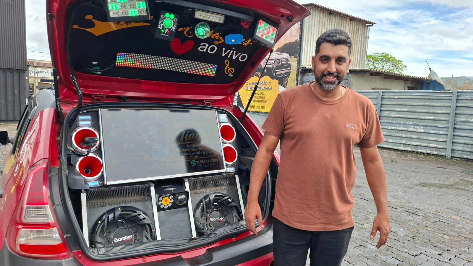 Cliente em uma homenagem com carro de som da Saile Mensagens