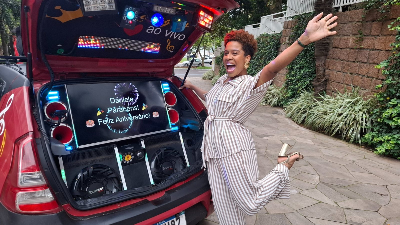 Cliente em uma homenagem com carro de som da Saile Mensagens